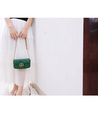 每天做个精致的猪猪女,今日穿这身搭配个墨绿色双G