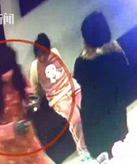 已婚男扮成女人 去浴室偷窥女性洗澡
