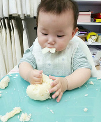 吃货都是从小培养的,我家宝宝感觉吃什么都很香