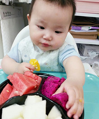 吃货都是从小培养的,我家宝宝感觉吃什么都很香