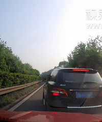 奔驰车高速路逼停后车,拿出手机拍照后又驶离