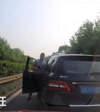 奔驰车高速路逼停后车 拿出手机拍照后又驶离