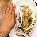 跟手一样大的生蚝