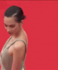 水原希子在戛纳红毯旋转跳跃好尴尬