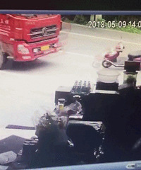惊险!电瓶车失控撞上大货车