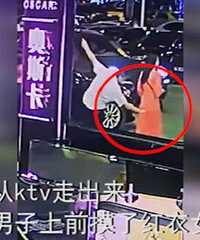 男子一路小跑花式摸美女臀部