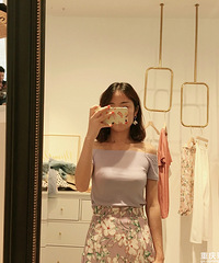 去试了小乖家的衣服,差点走不脱了