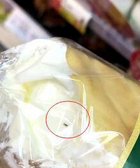 某便利店面包里有虫,还是活的