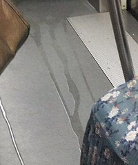 六号线上有人给小女孩把尿......