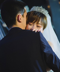 看照片才发现,婚礼当天,我和爸爸一起从头哭到尾