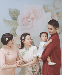 本想拍个温馨的三世同堂全家福,老公非要“赖”着跑进来同框