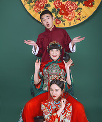 本想拍个温馨的三世同堂全家福,老公非要“赖”着跑进来同框