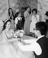 KTV认识的我们在七年之痒时结婚了,等新郎的间隙拍了套私房照