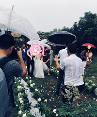 一场雨中的户外婚礼,仪式时下暴雨,来宾全都冒雨观礼好感动