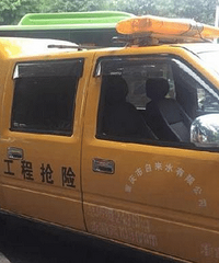 南岸区上新街一段人行道发生塌陷