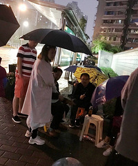 某公立园现在就排通宵了?