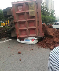运渣大货车侧翻,压倒小轿车,据说在江津【车主爆料团】