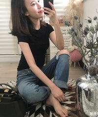 牛仔裤搭T恤也好看,买的黑色T恤既显身材又好穿