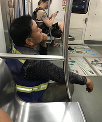 工人大叔怕自己衣服脏不愿坐座位