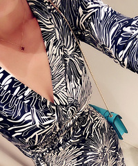 马甲线的专属裹裙—DVF。。。