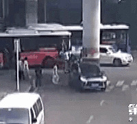 西郊路至杨家坪方向奔驰哥强行变道引擦挂,下车拳打脚踢公交司机