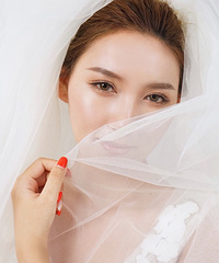 感觉化妆师都有一双魔术手,看了妆后的我,他们都以为我是混血儿