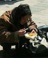 白领把吃剩的盒饭留给流浪汉引争议