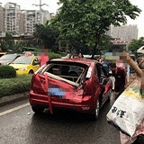 福克斯差点被塔吊砸中