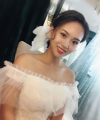 ��ױʦ��һ˫������֣���ɫ��������ױ��������Ů��