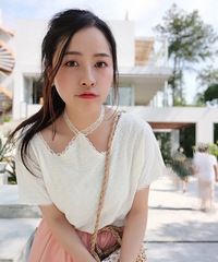 推荐一件灰常显瘦的T恤,脖子的设计还有点小性感