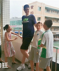 11岁男孩身高超2米,这个乐山男孩可能是全球最高小学生