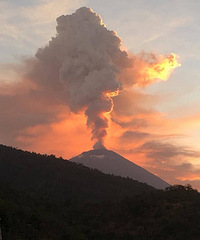 巴厘岛火山爆发,多个航班取消
