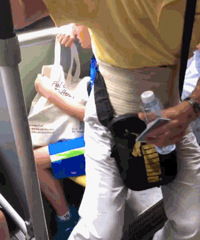 老人为让男童让座竟这样