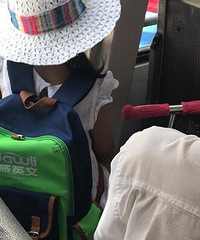 大夏天,小孩子坐座位有错吗?
