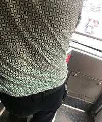一个大男人非要这样站在公交车上,喊他注意