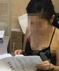 海关人员穿吊带裙工作被拍