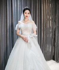 ֻ��һ�۾����еĻ�ɴ����ʽ���صĺ�ɫ���Ʒ�����Ч���þ���