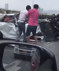 白色思域加塞无果开起斗气车,谁知追尾了大货车