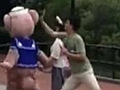 迪士尼小熊遭打头