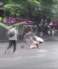 重庆的哥穿越车流去扶老人