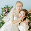 和外婆一起拍婚纱照