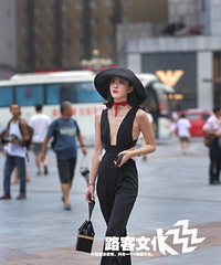 新一季重庆街拍来了,小姐姐们把天街走成了T台