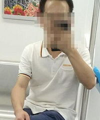 轻轨上看A片?我也是醉了。