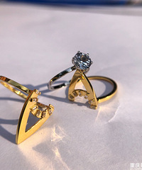 ��������ȥ������鱦�꣬��������һ����������ʯ��ָ���˲�