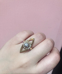 ��������ȥ������鱦�꣬��������һ����������ʯ��ָ���˲�