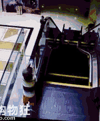惨,3岁男童从商场扶梯坠下身亡