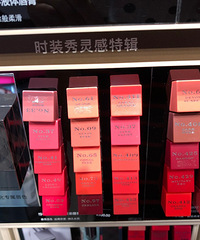 管管亲自试色口红,涂上它们,七夕出街直男们还敢说你没化妆?