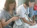 有人在轻轨上纳鞋底