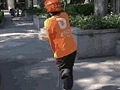 外卖小哥攒钱买假肢