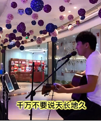 小伙在民政局门口唱分手快乐